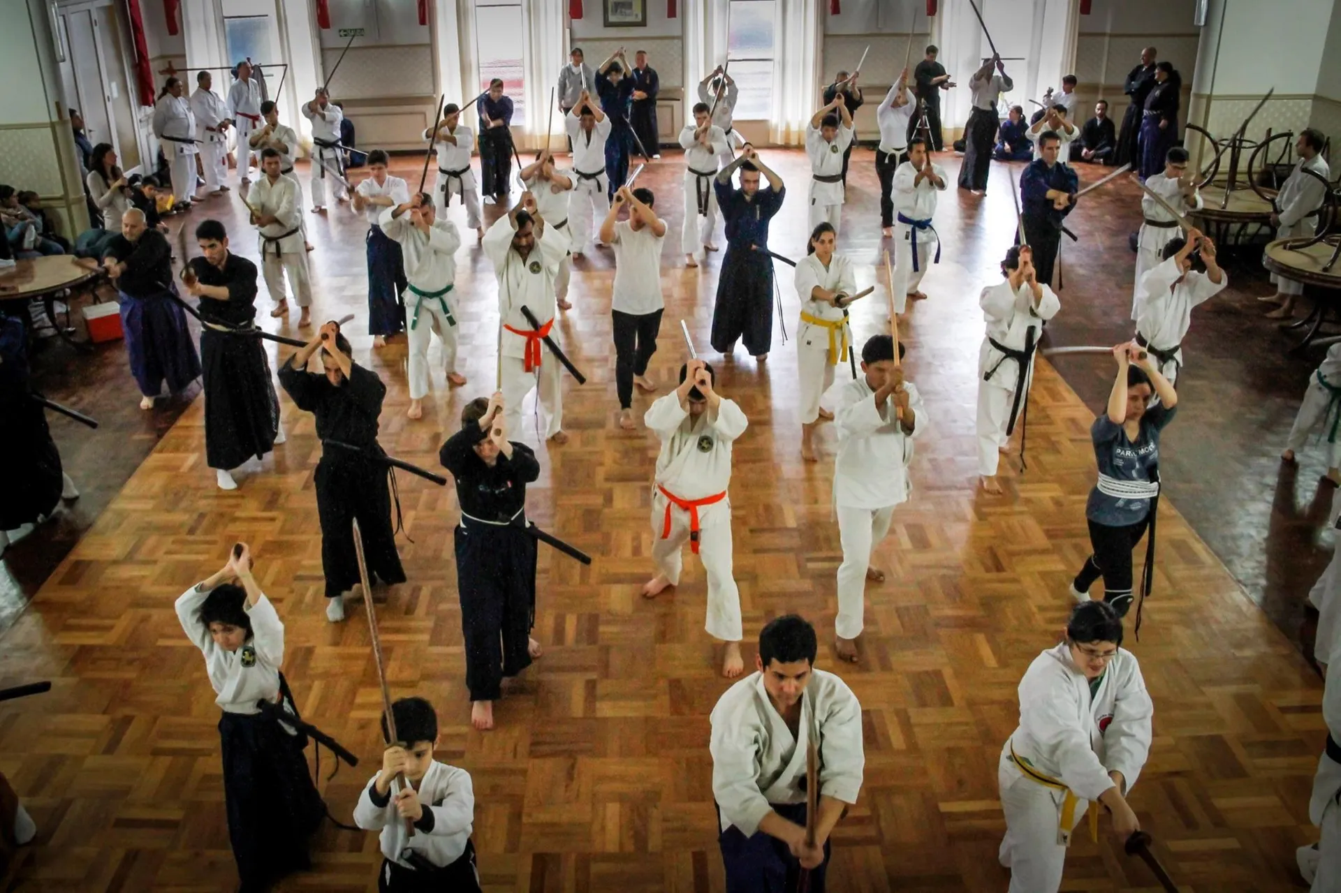 Seminario de Komei Juku Argentina con numerosos alumnos practicando en un salón