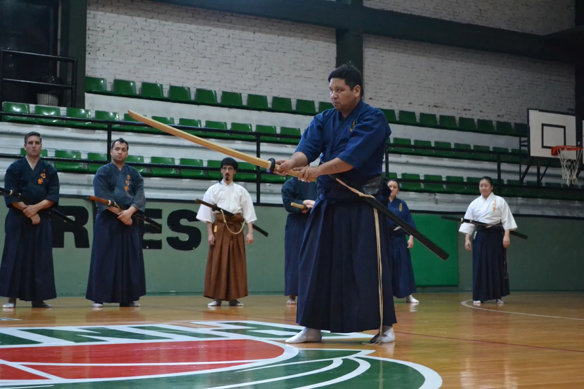Práctica de iaido en un dojo de Komei Juku Argentina