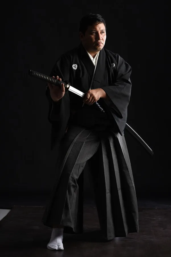 Dario Vega sensei con montsuki y katana, retrato de estudio